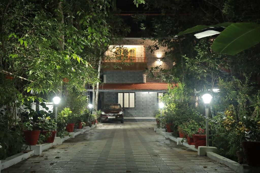 Anandam Stays - Premium 3Bhk Plush Homestay, Vaikom Near Kumarakom Exteriör bild