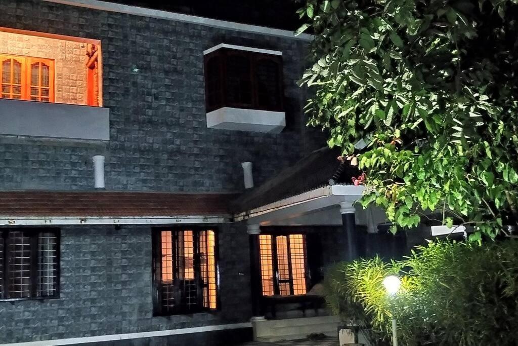 Anandam Stays - Premium 3Bhk Plush Homestay, Vaikom Near Kumarakom Exteriör bild