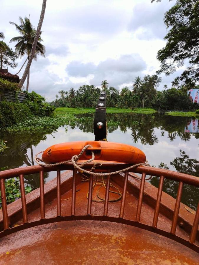 Anandam Stays - Premium 3Bhk Plush Homestay, Vaikom Near Kumarakom Exteriör bild